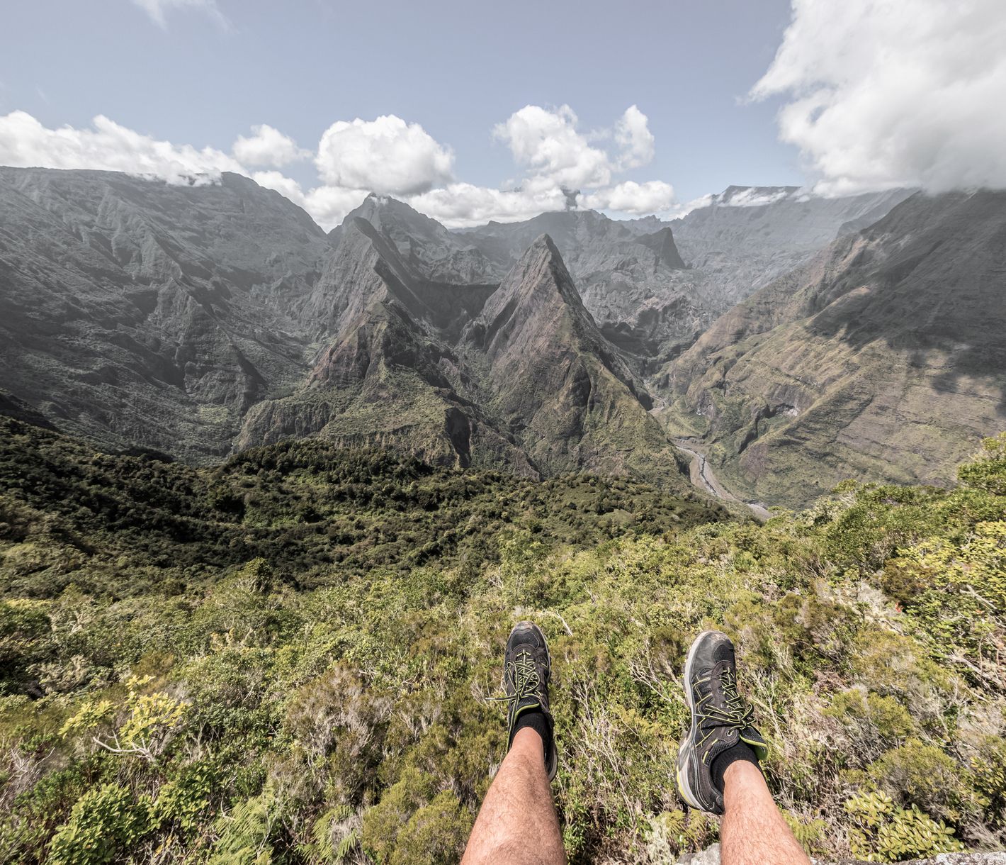 Vue spectaculaire du Cap Noir sur le Cirque de Mafate.