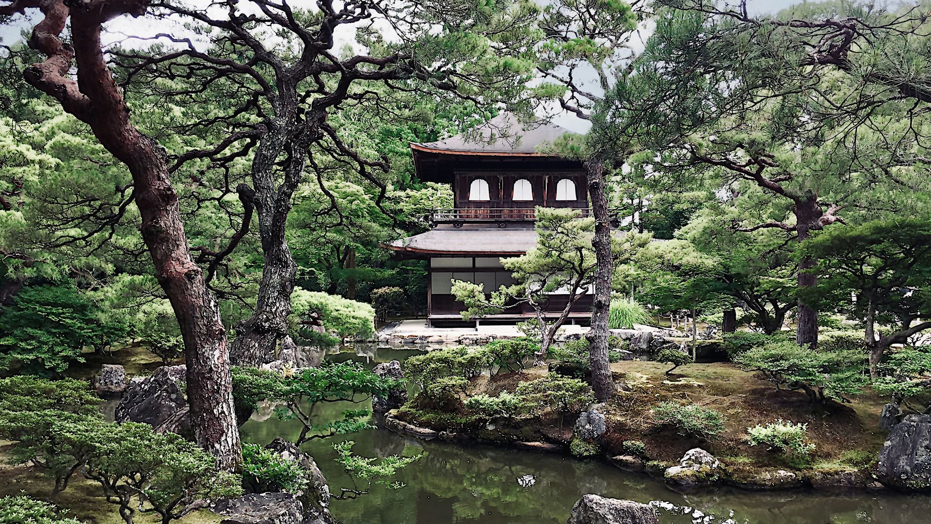 Le temple du pavillon d’Argent dévoile toute sa splendeur.
