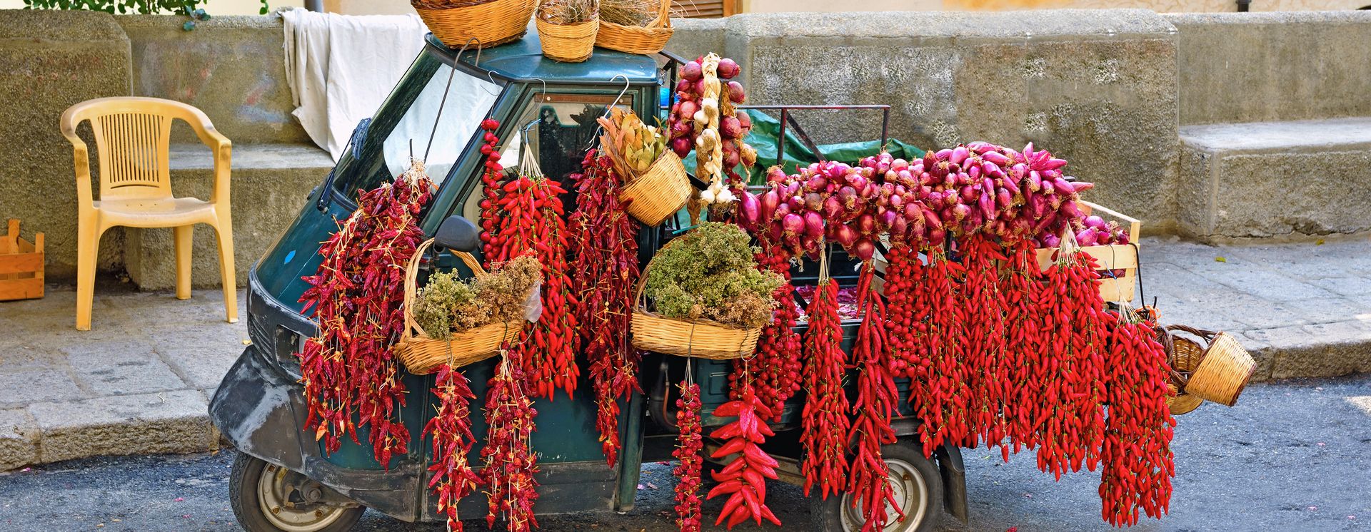 Ape mit typischen Peperoncini