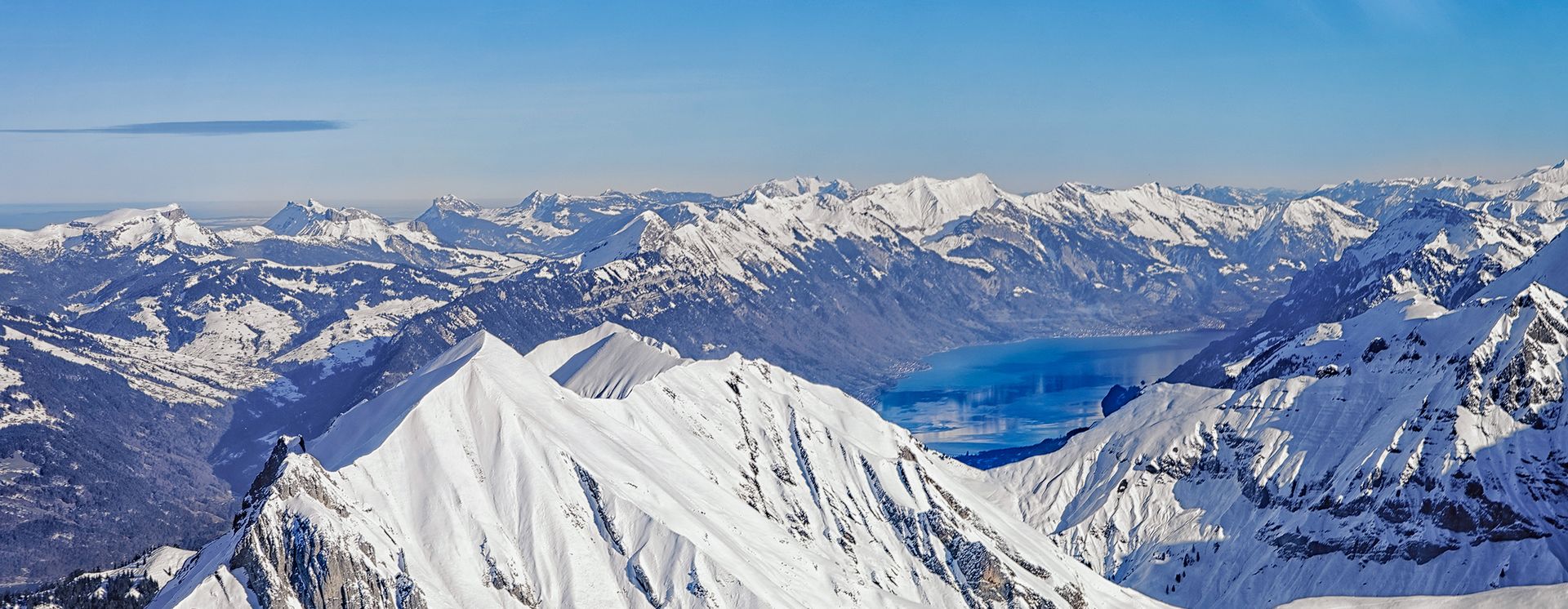 Blick vom Niesen auf den Brienzersee