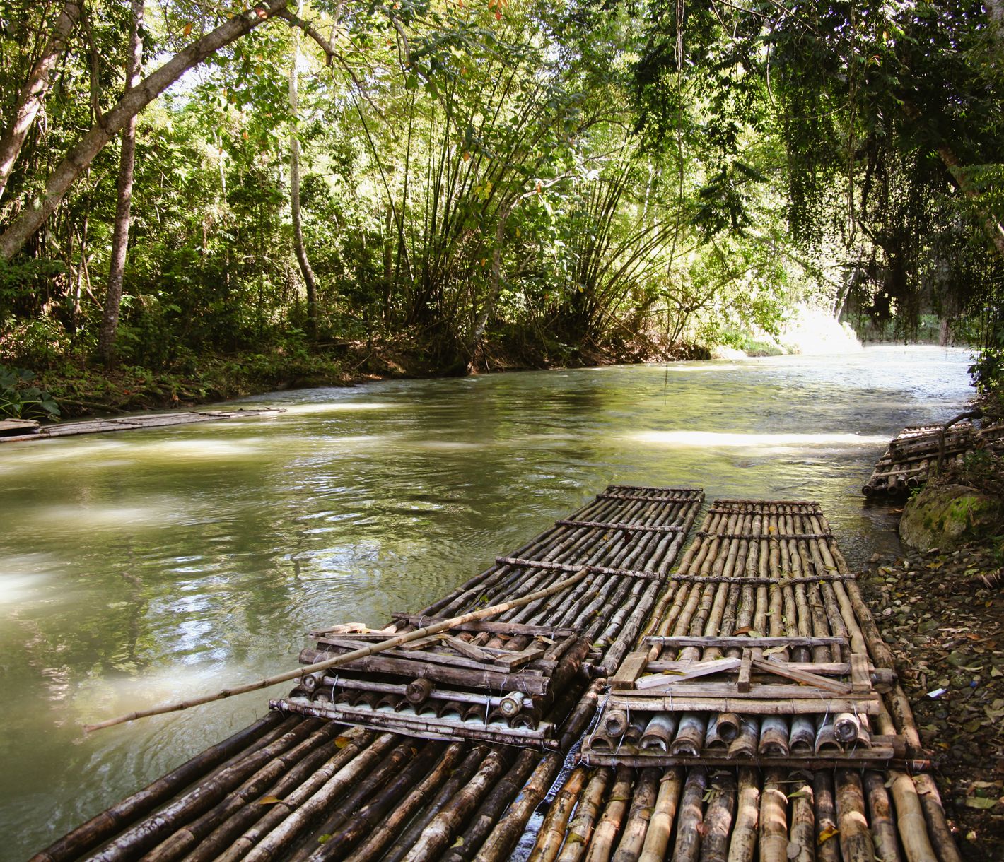 Das abenteuerliche Bamboo-Rafting auf dem Rio Grande ist Dschungelfeeling pur!