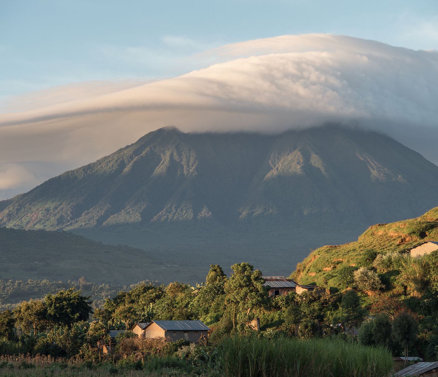 Wolkenverhangene Vulkan-Gipfel der Virunga-Kette