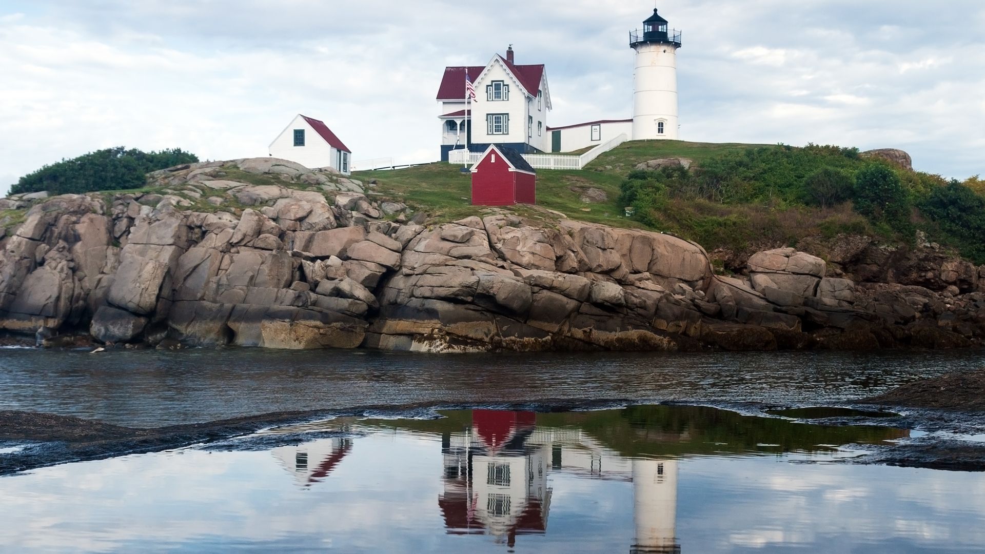 Cape Neddick ist eine malerische Küstenregion in Maine, bekannt für den ikonischen Nubble Lighthouse, der auf einem kleinen Felsen vor der Küste thront.