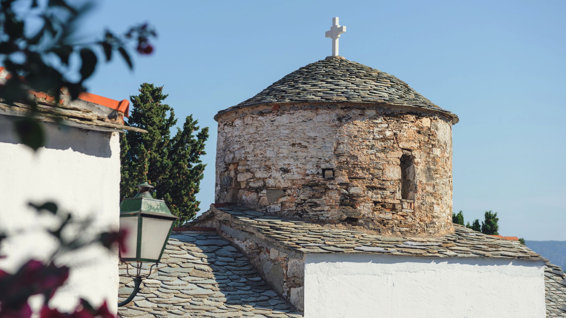 Eine alte orthodoxe Kirche mit traditionellem Steindach in Alonissos