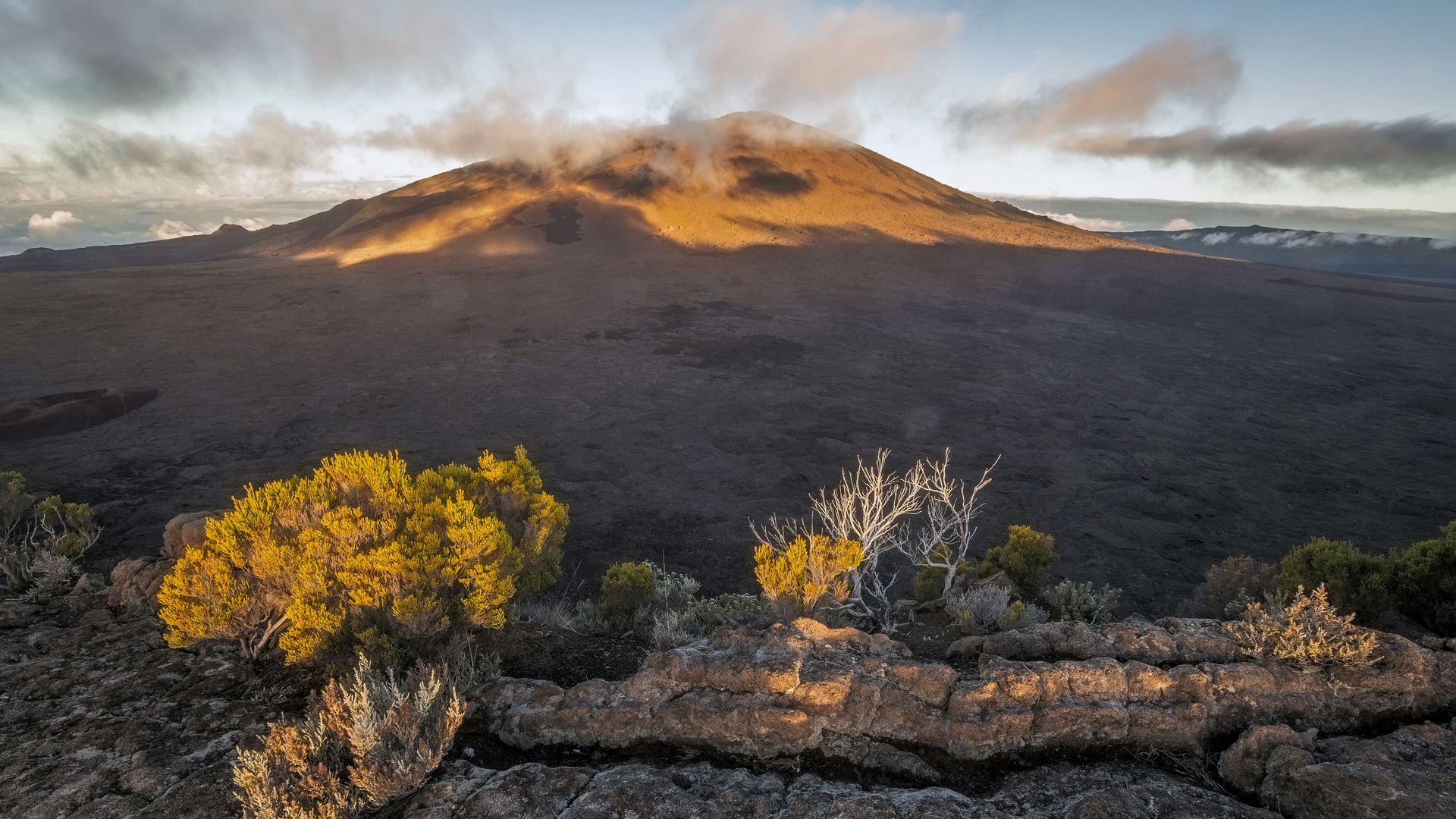 Der Piton de la Fournaise im Licht des Sonnenuntergangs