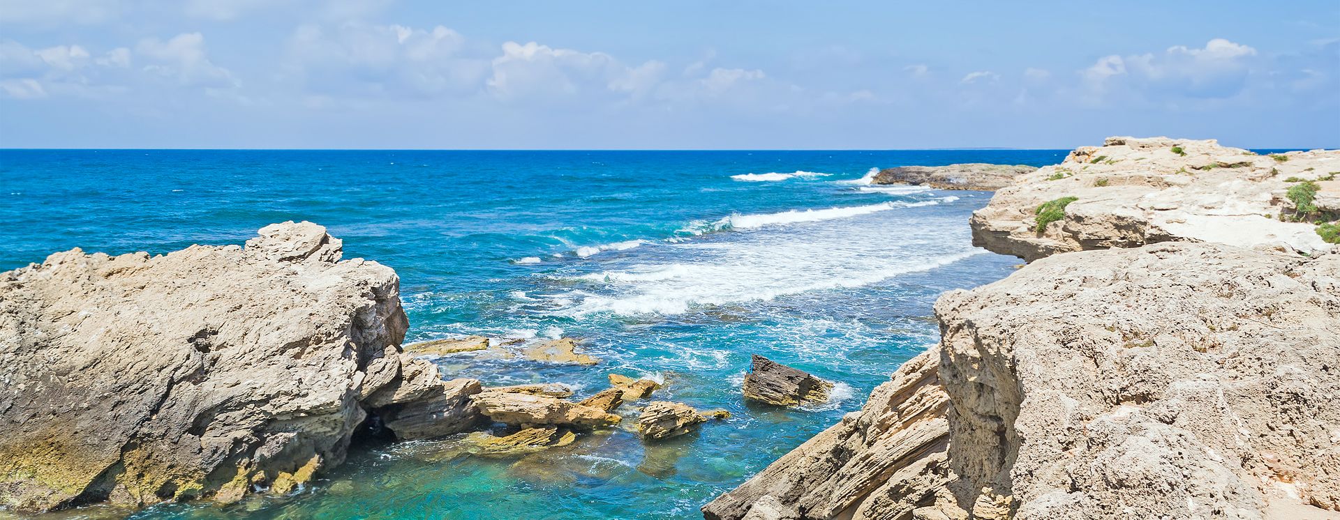 Küste am türkisblauen Meer