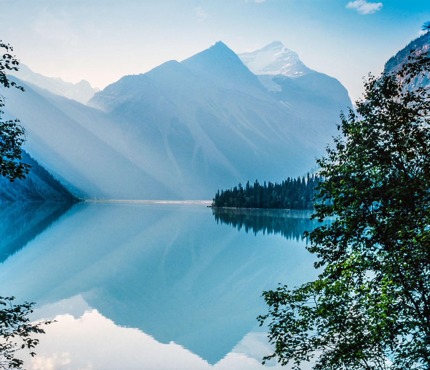 Etappe dem Berg Lake Trail entlang