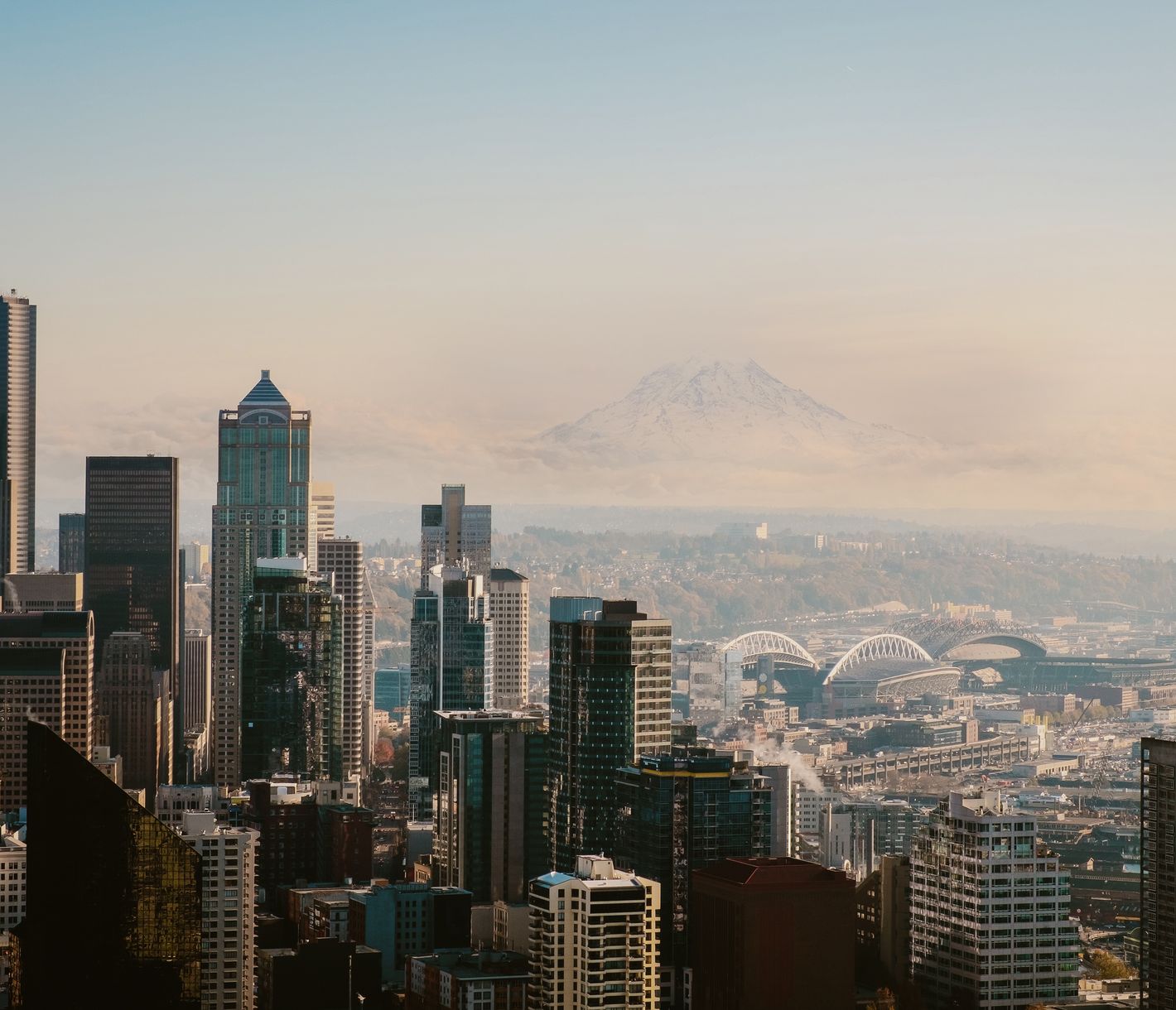 Seattle Skyline mit verschneitem Mount Rainier