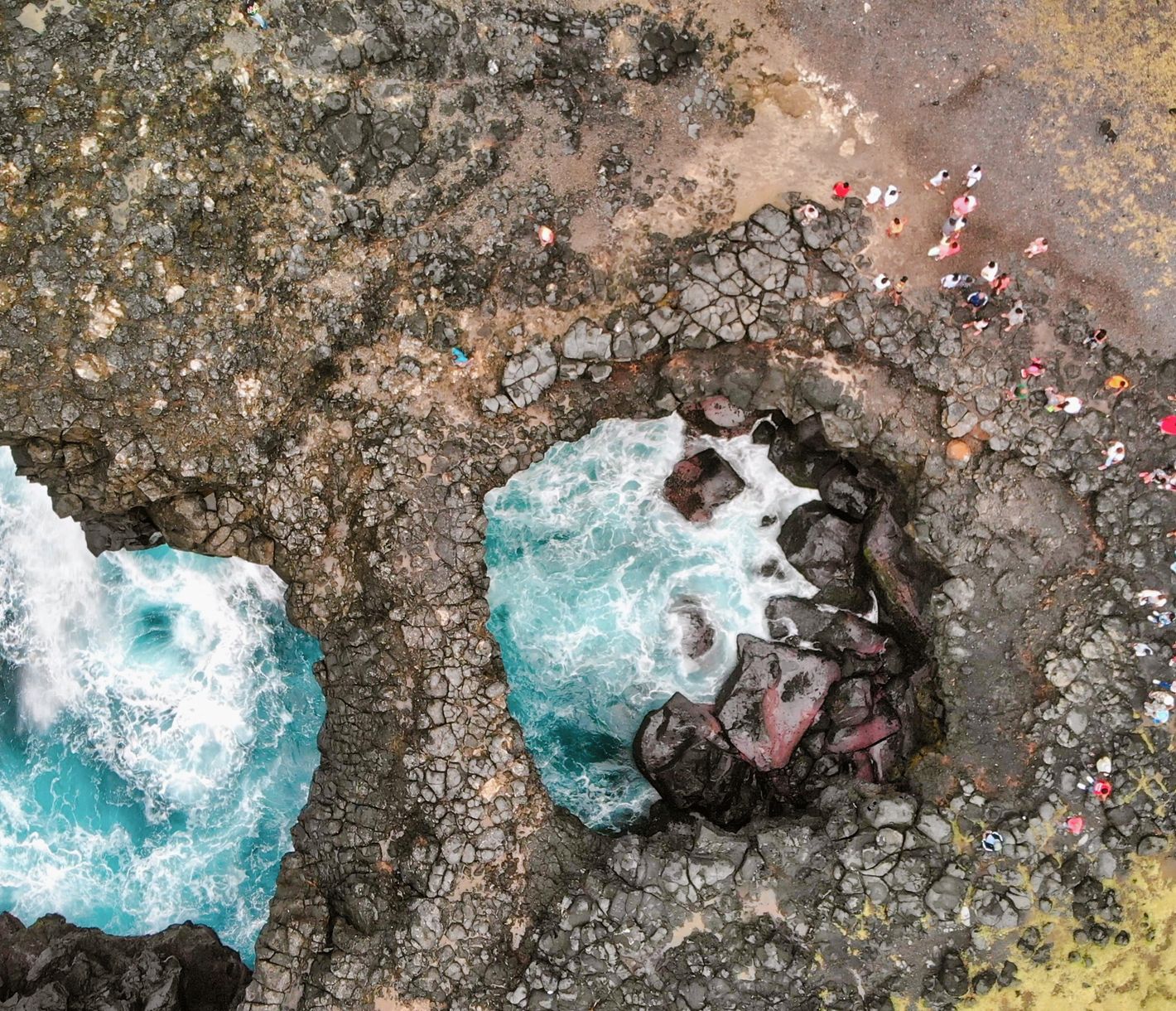 Menschen bestaunen die "Pont Naturel" an der Südküste von Mauritius.