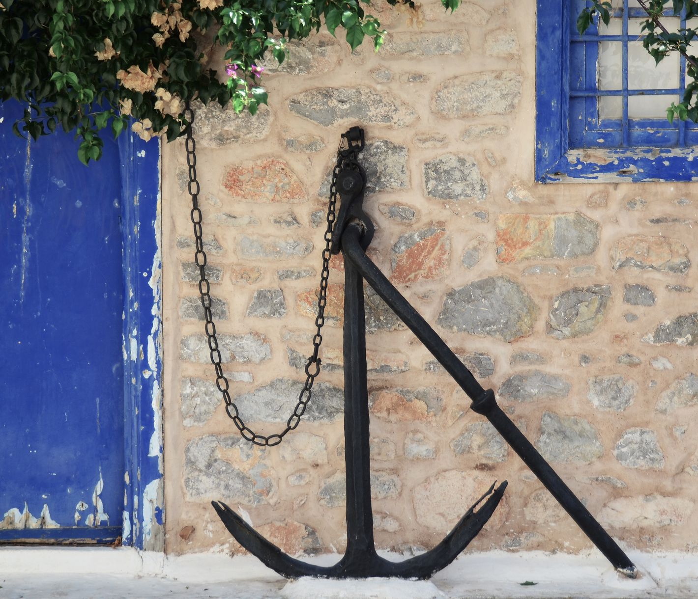 Maritimes Flair in Hydra – Anker und Blautöne