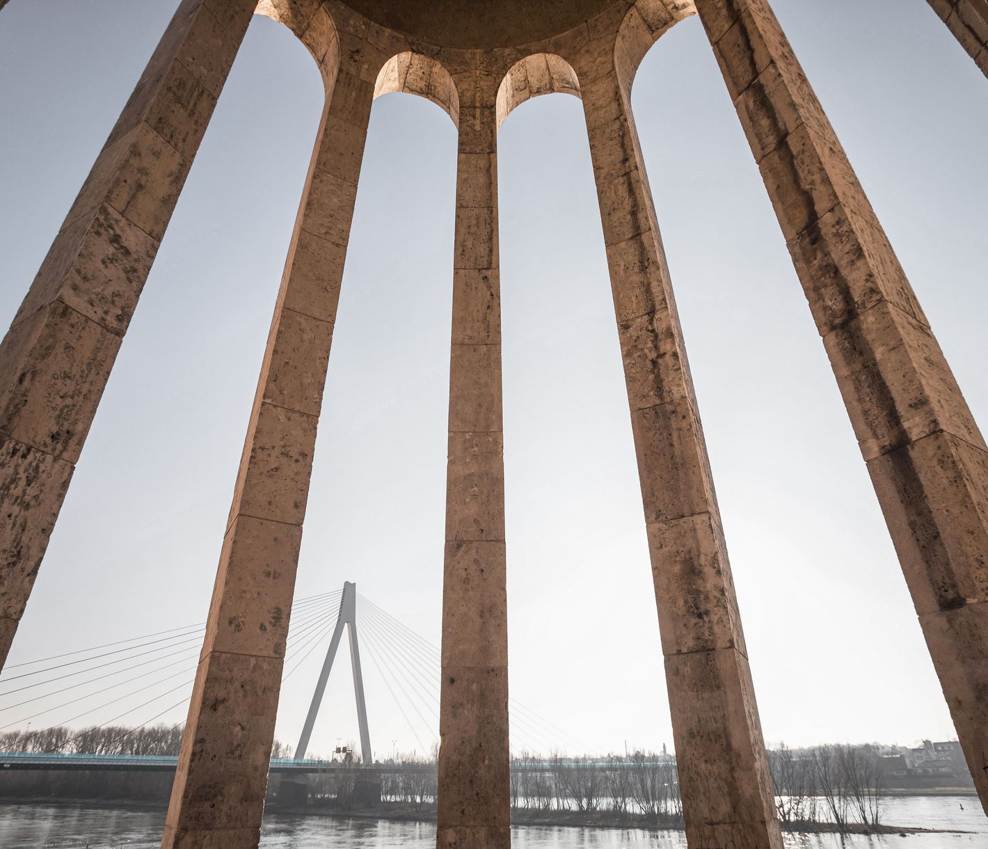 Pegelturm Neuwied am Rhein mit Blick auf die Raiffeisenbrücke