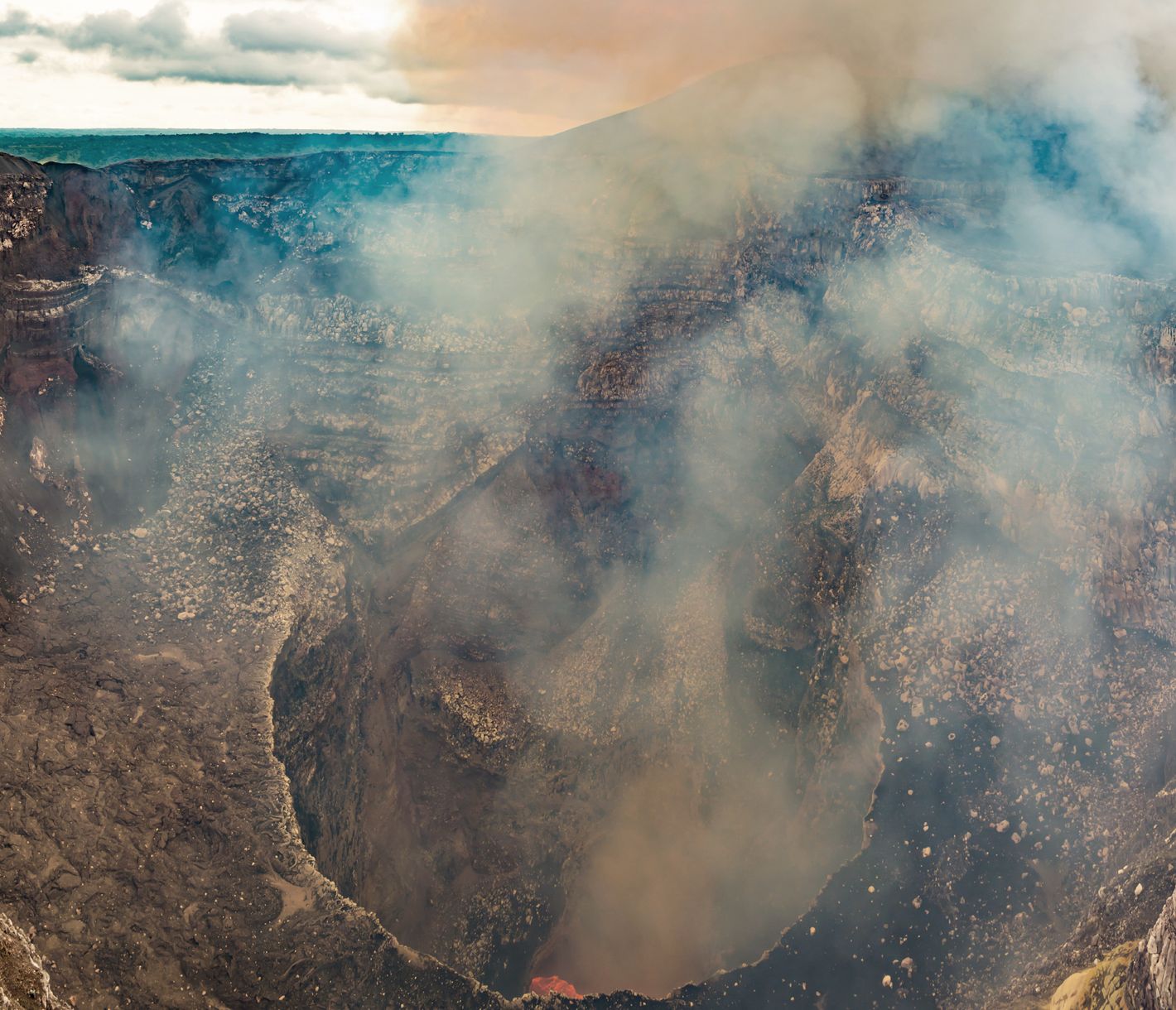 Lava sprudelt im Vulkan Masaya