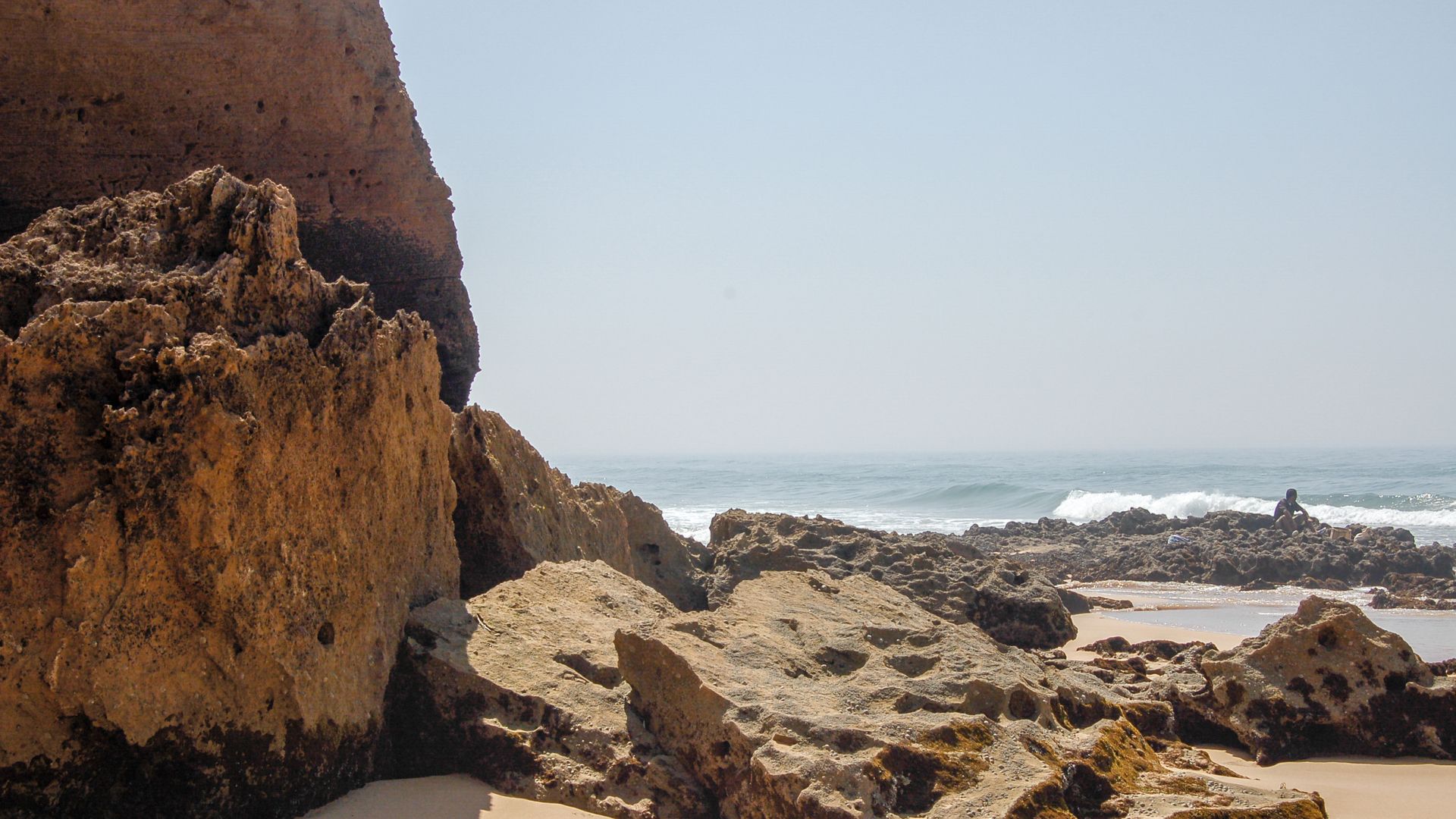 Oualidia, rochers sur la plage