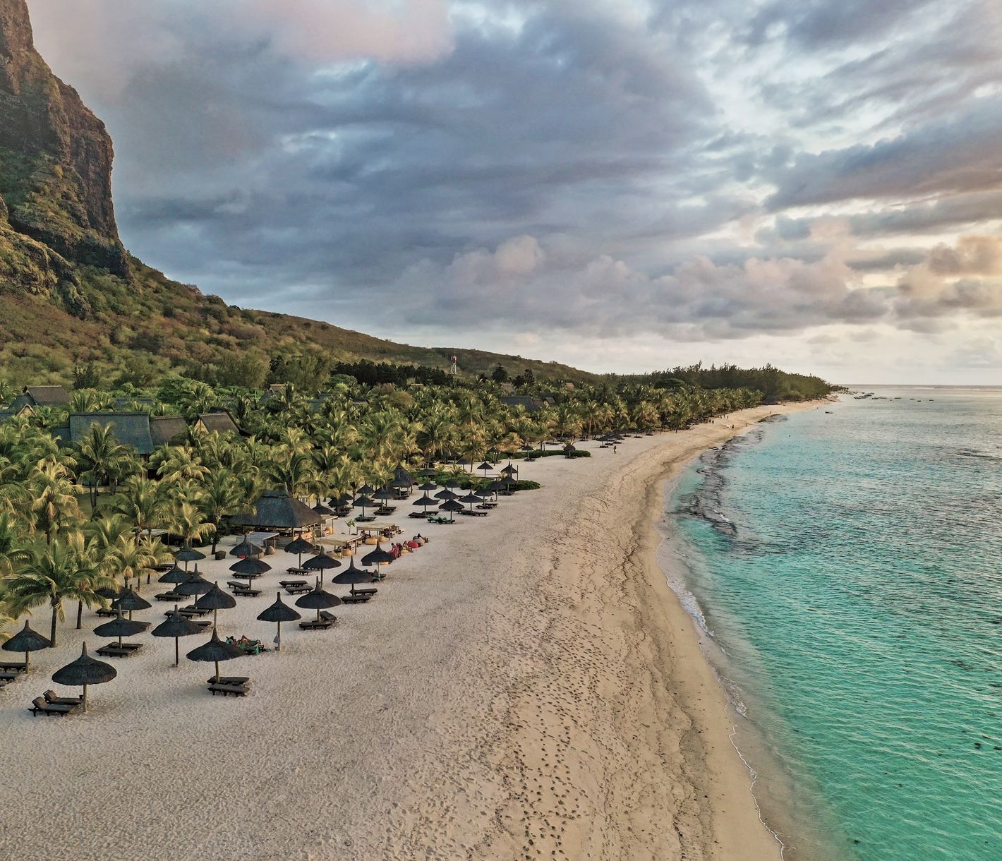 Ruhige Atmosphäre am Strand bei Le Morne zum Sonnenuntergang