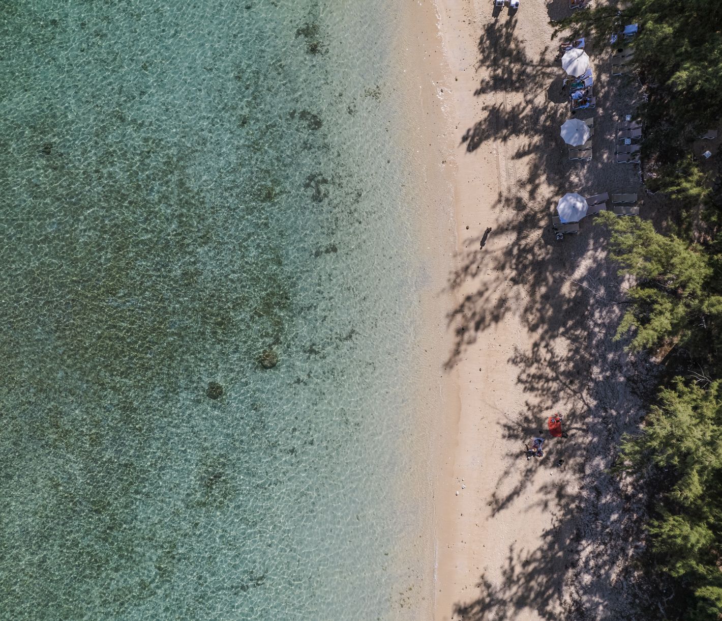 Blick auf den Sandstrand von L’Hermitage und das türkisblaue Meer