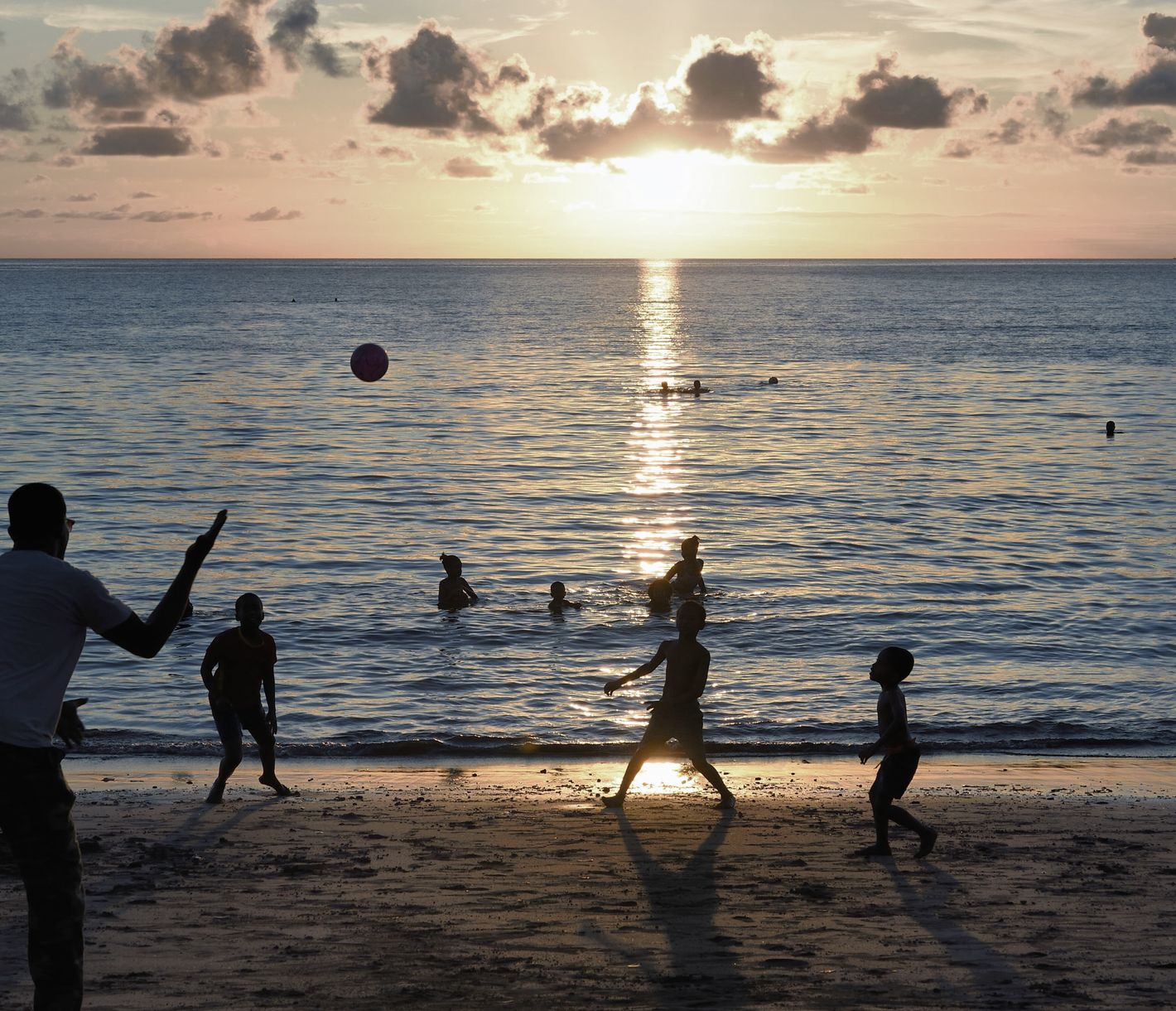 Instant de paisible bonheur au coucher du soleil