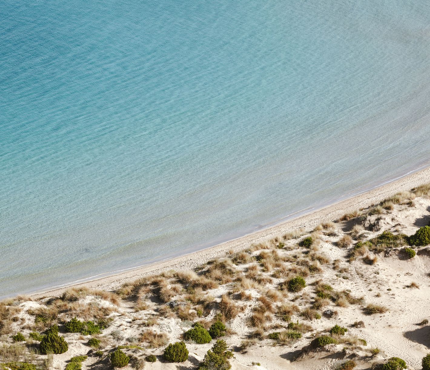 Voidokilia Beach – Naturschönheit mit kristallklarem Wasser und perfektem Sandbogen