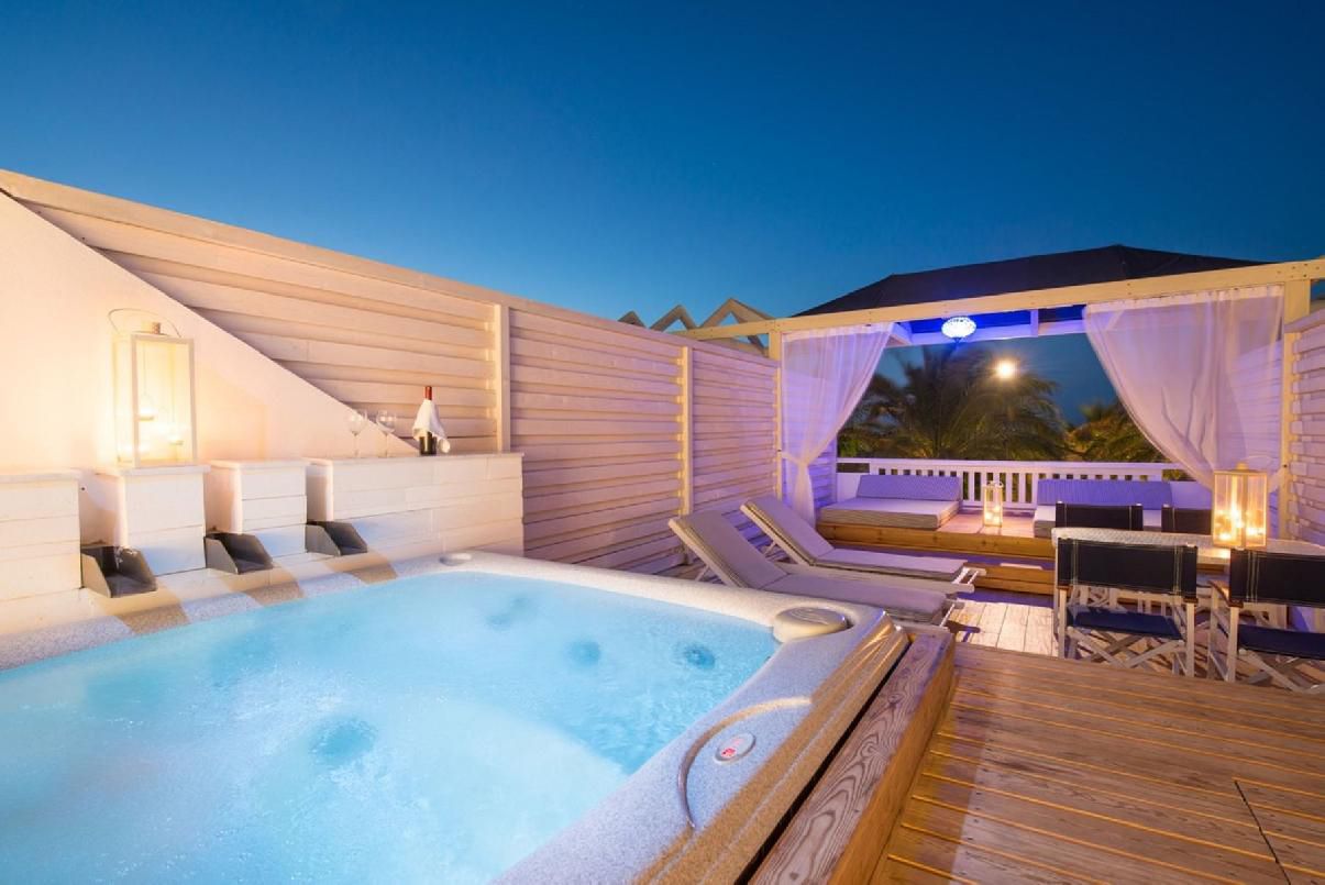Insel-Suite mit Whirlpool Meersicht