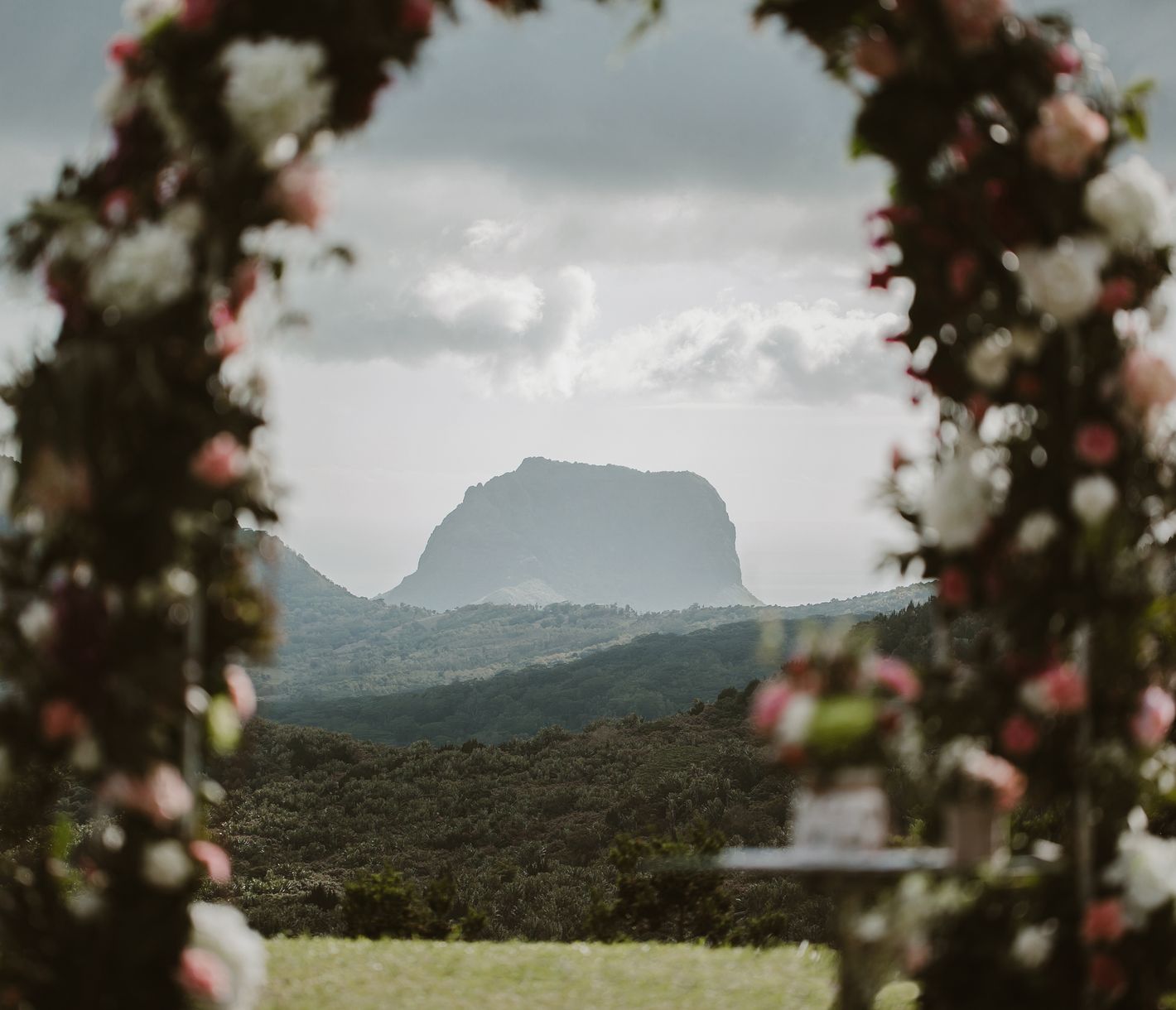 Blumenbogen im Wind, prachtvolle Landschaft im Hintergrund – natürliche Eleganz für das Ja-Wort.