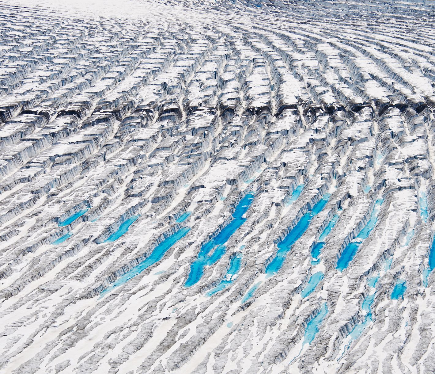 Die tiefen Furchen des Gletschers
