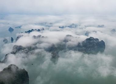 Die mystische Halong-Bucht in Nebel gehüllt. Die Grenze zwischen Nebel und Wolken ist indes diffus.
