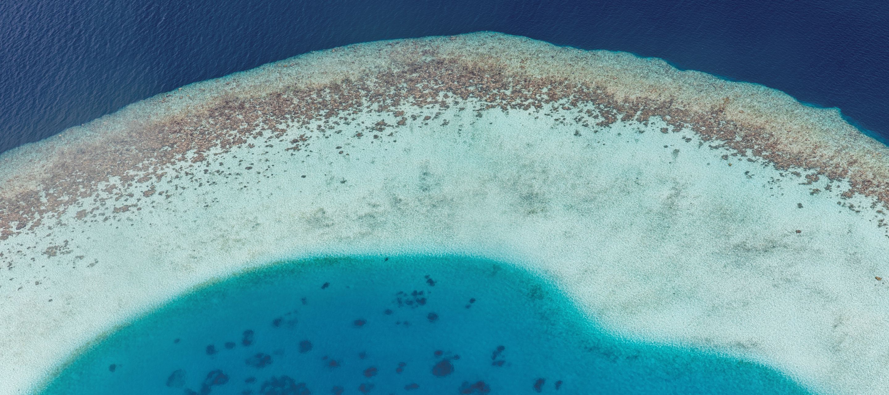 Les Maldives: océan bleu profond, coraux, bancs de sable et lagons