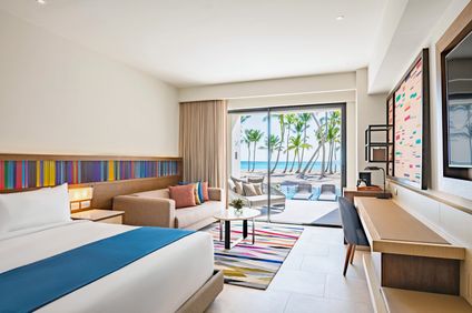 Ocean Front Junior Suite Swim Up