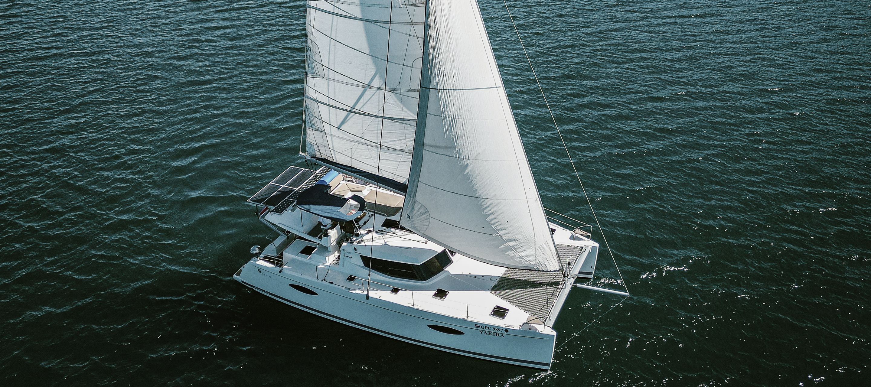 Der Küste entlang segeln