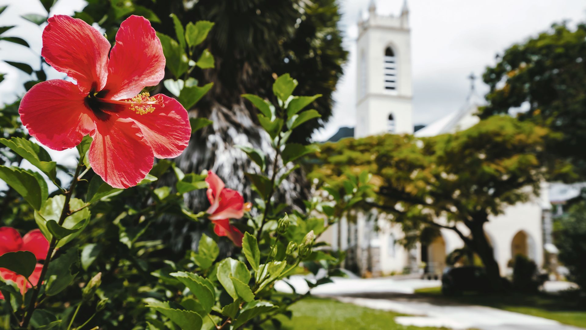 La religion catholique est très présente sur l’île, mais le respect des religions entre elles est font une force pour le pays.