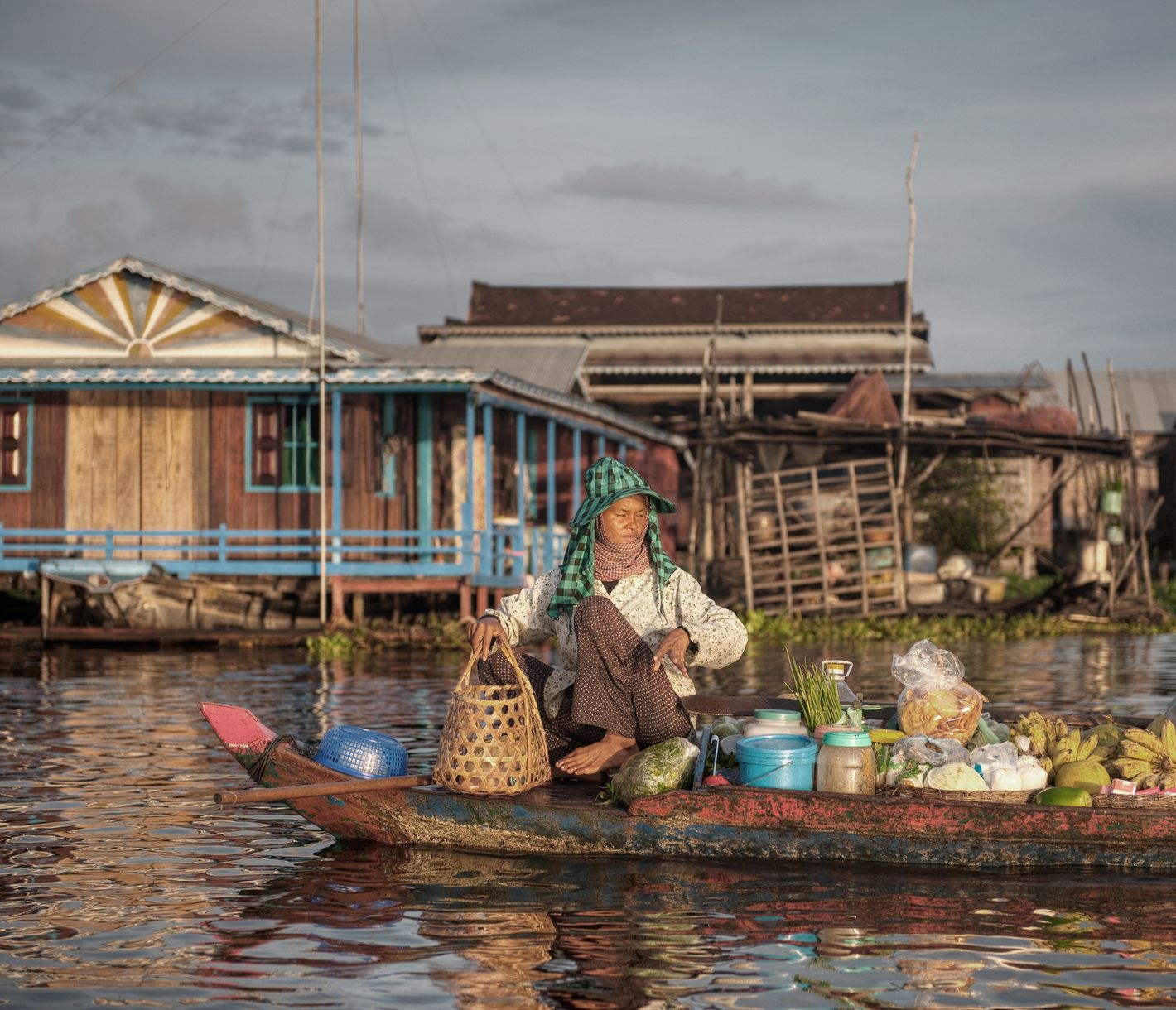 Dans l’un des villages flottants du lac Tonle Sap, on fait son marché en bateau.