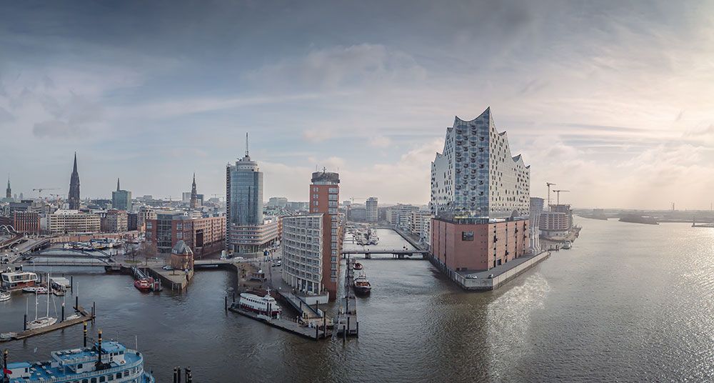Sicht auf die Elbphilharmonie und den Hamburger Hafen im Hintergrund.