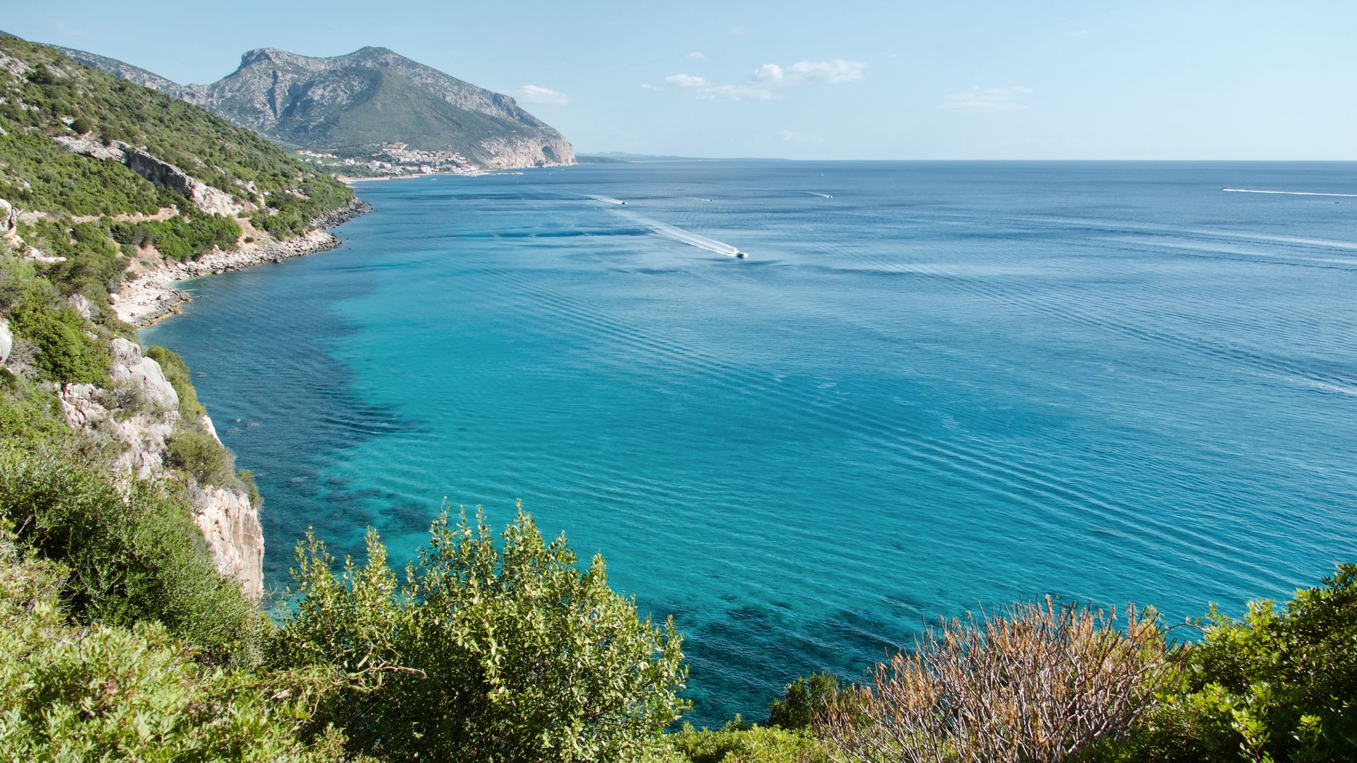 Gala Gonone, petit village de pêcheurs est devenu la station balnéaire vedette du Golfo di Orosei, à l'est du grand parc national qui relie ce littoral au Gennargentu.