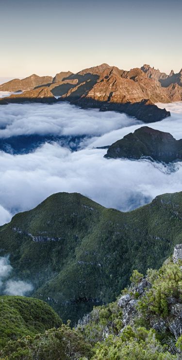 Madeira Reisen - Berggipfel und Wolkendecke