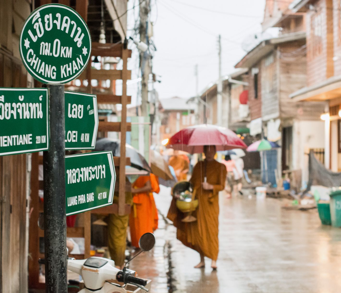 Essensabgabe an die Mönche und Novizen frühmorgens in Chiang Khan