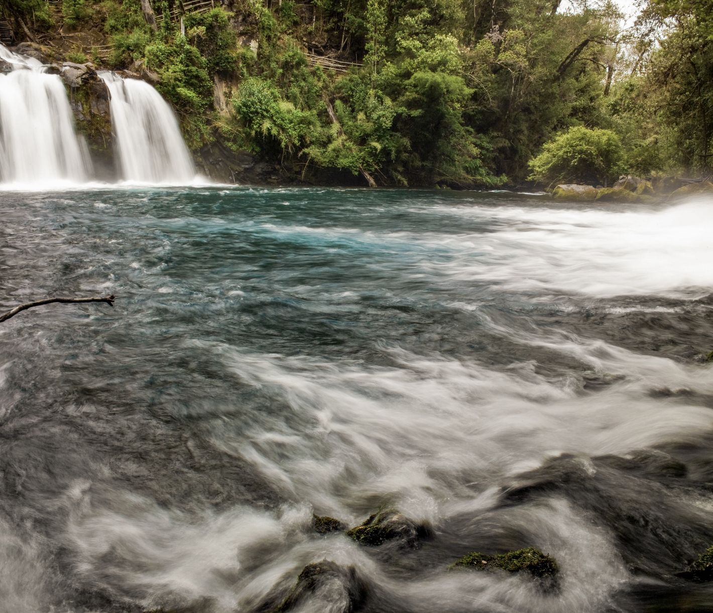 Intensives Blau und leuchtendes Grün - die Farben passen zur Region rund um Pucón