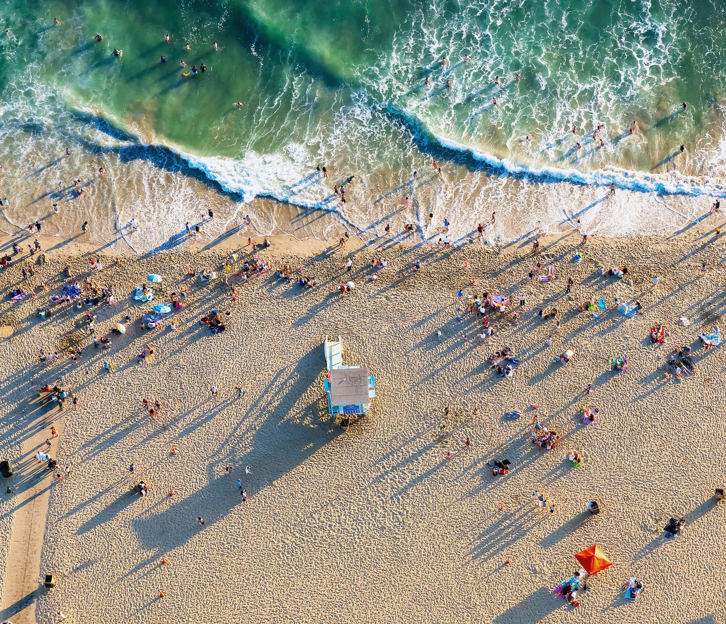 Santa Monica Beach bietet Strandvergnügen, Unterhaltung auf dem Pier und Stadtleben in einem.