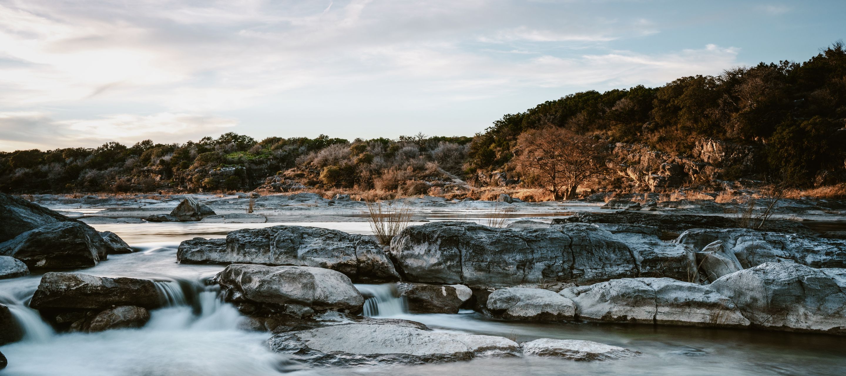 Eau courante de la rivière Pedernales et lumière du coucher de soleil sur 
