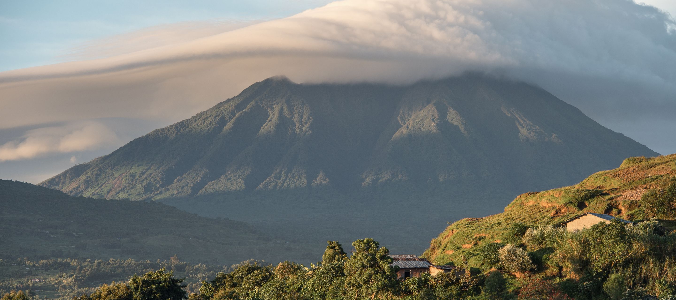 Wolkenverhangene Vulkan-Gipfel der Virunga-Kette