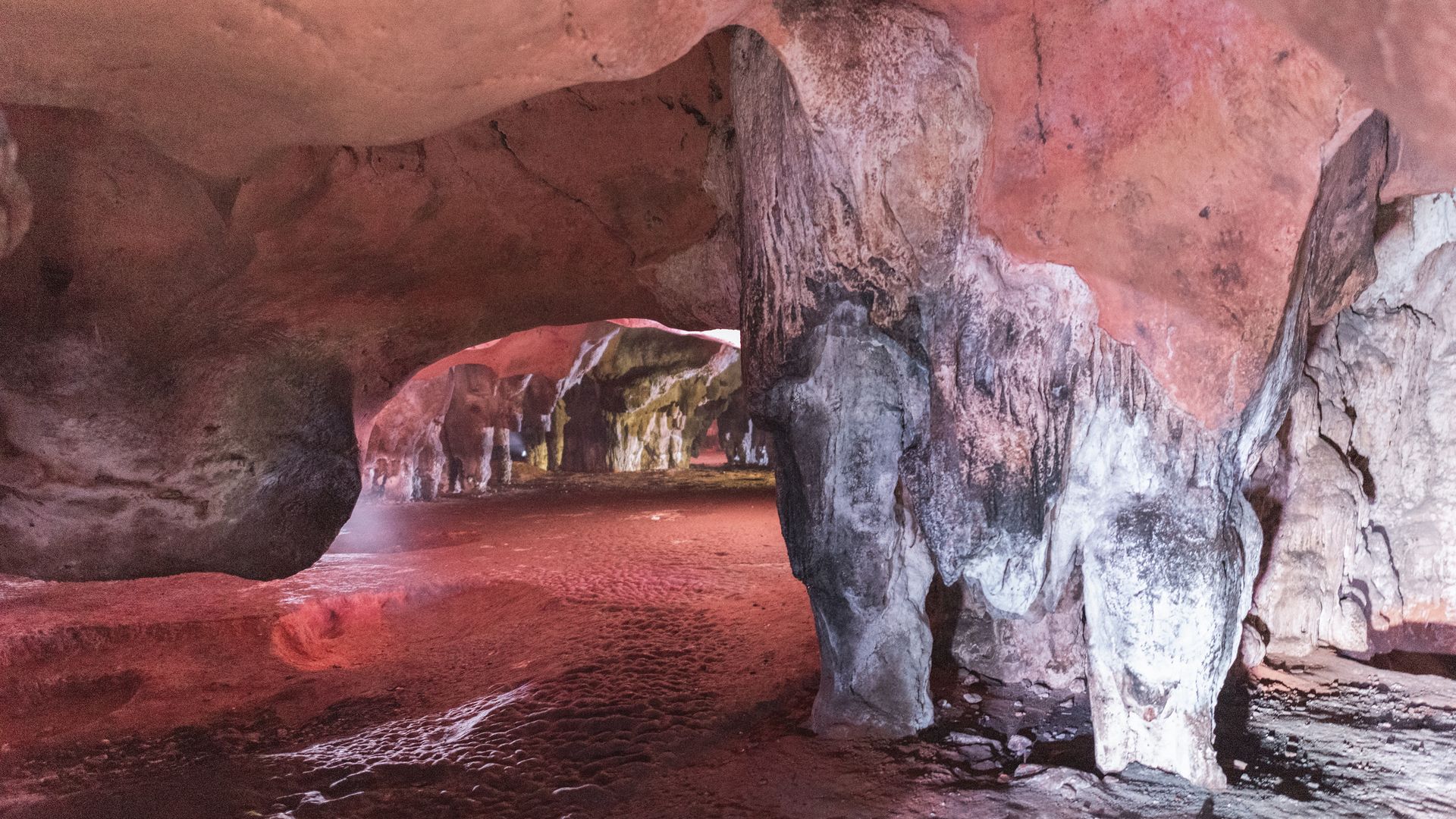 Kathedralenartiger Raum der Loltun-Grotten mit zahlreichen Mayaspuren