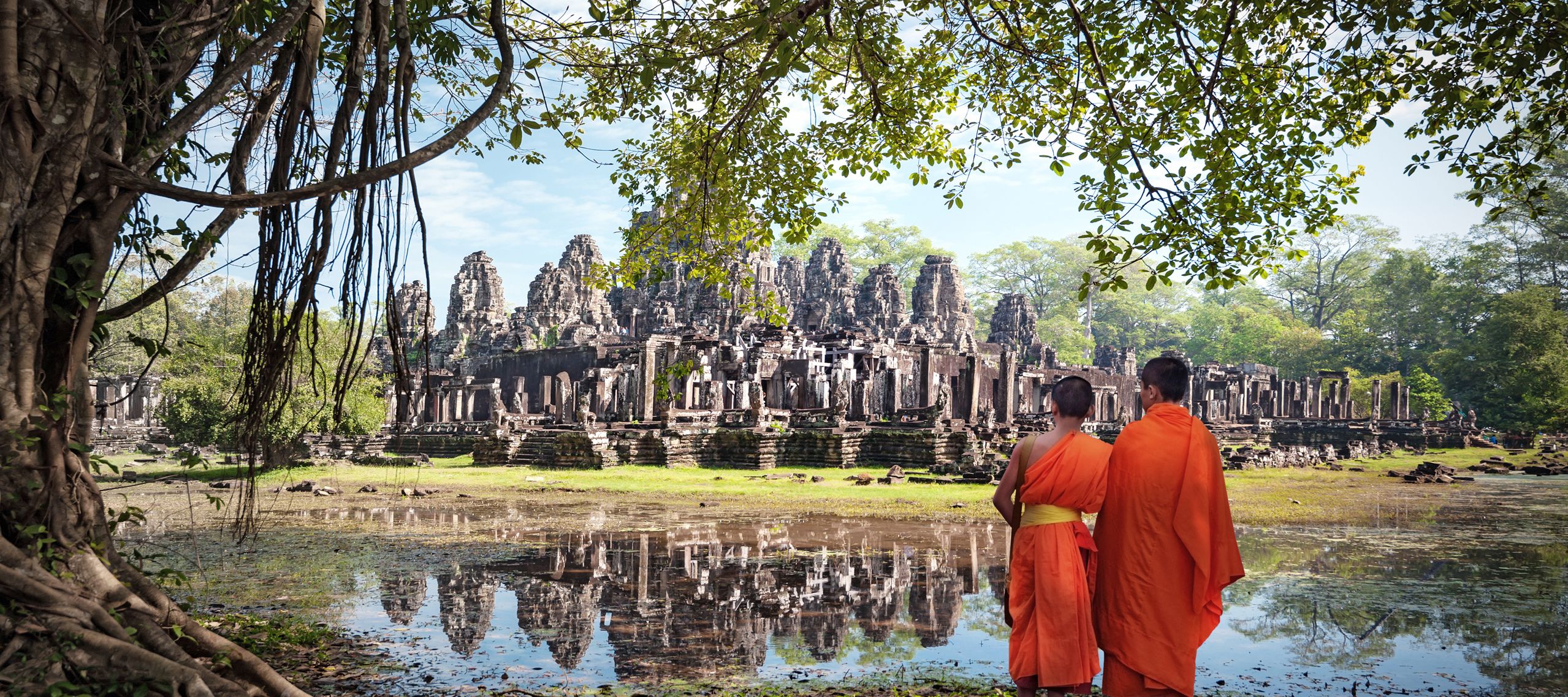 Angkor Wat Mönch. Ta Prohm Khmer antiker buddhistischer Tempel im Dschungelwald 