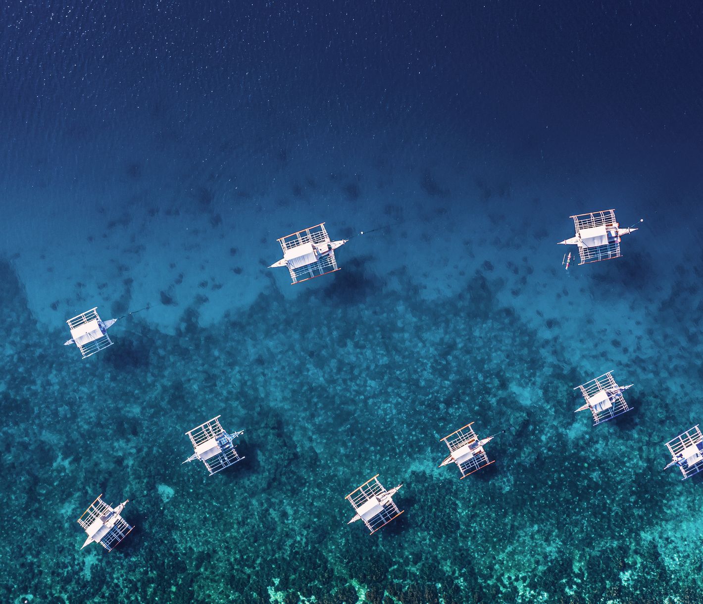 Boracay zeichnet sich durch weisse Traumstrände aus, die flach ins tiefe Blau des Meeres abfallen.