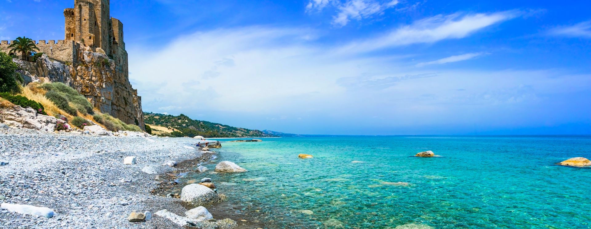 Festungsruine am Strand bei Roseto Capo Spulico