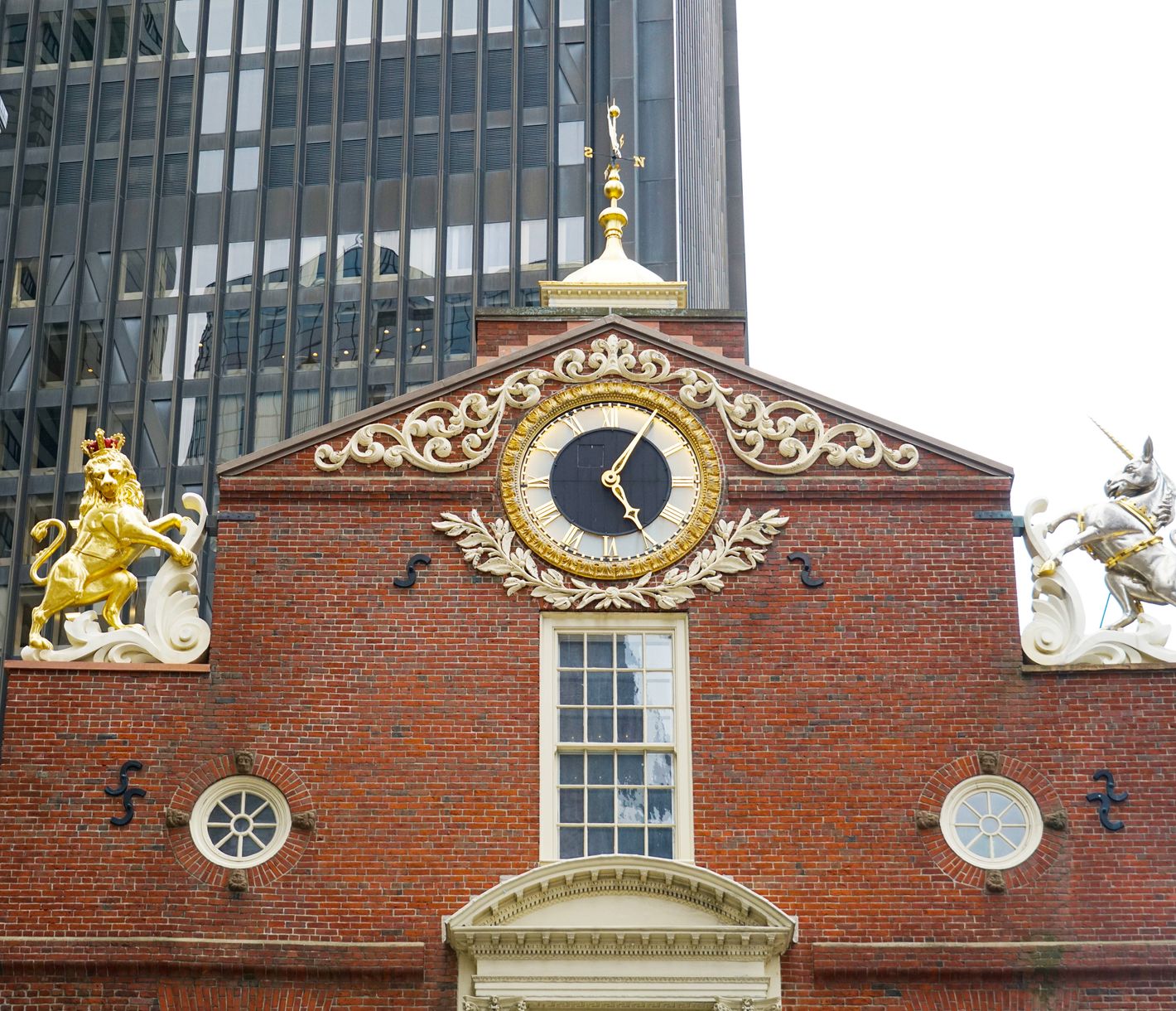 Das Massachusetts State House in Boston, 1798 von Charles Bulfinch entworfen, ist der Sitz der Staatsregierung und bekannt für seine goldene Kuppel.