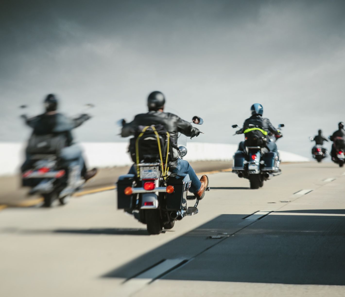 Gruppe Motorradfahrer auf einer Interstate in Kalifornien