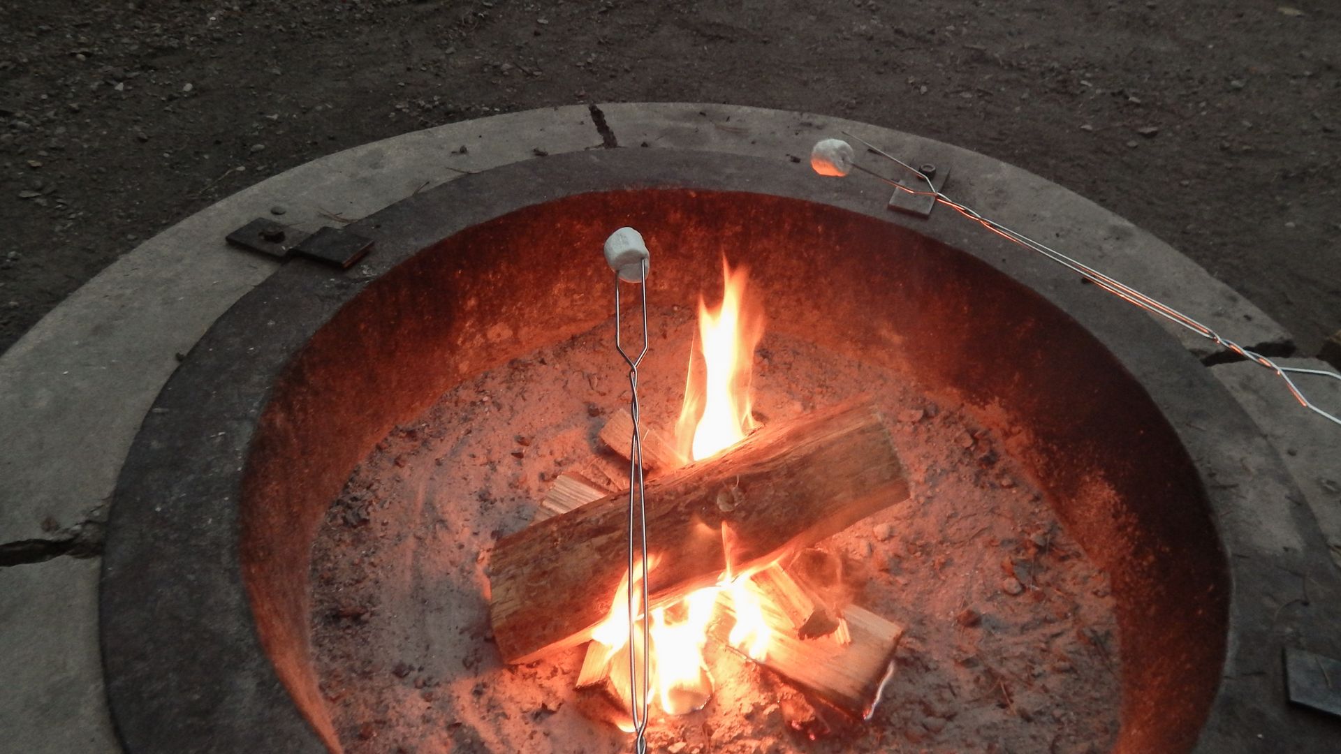 Un feu de camp près des forêts sans fin de la Bridger Teton National Forest fait battre le cœur de tous les aventuriers.