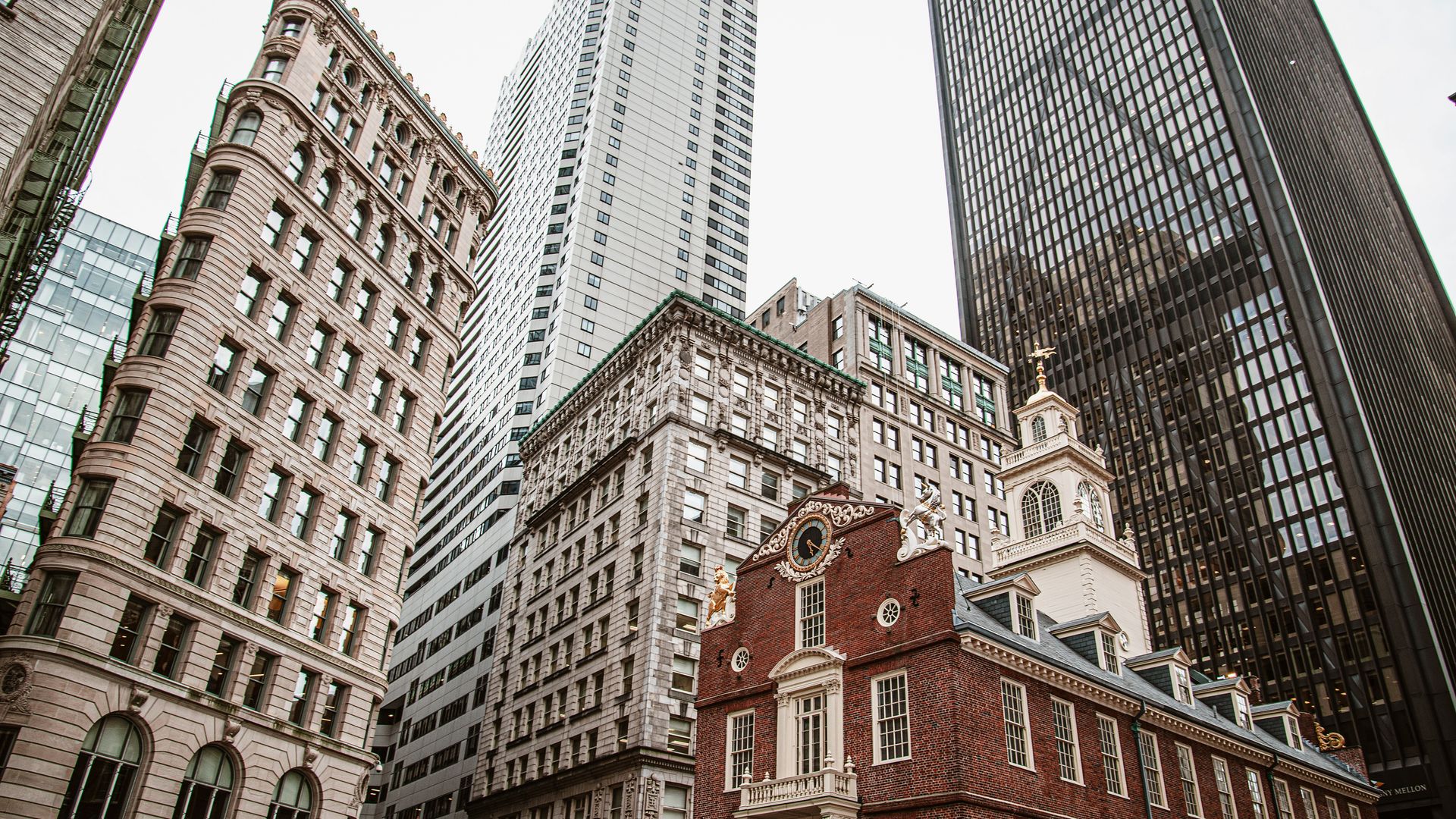 In Boston findet man die historischen Gebäude inmitten von modernen Wokenkratzer.