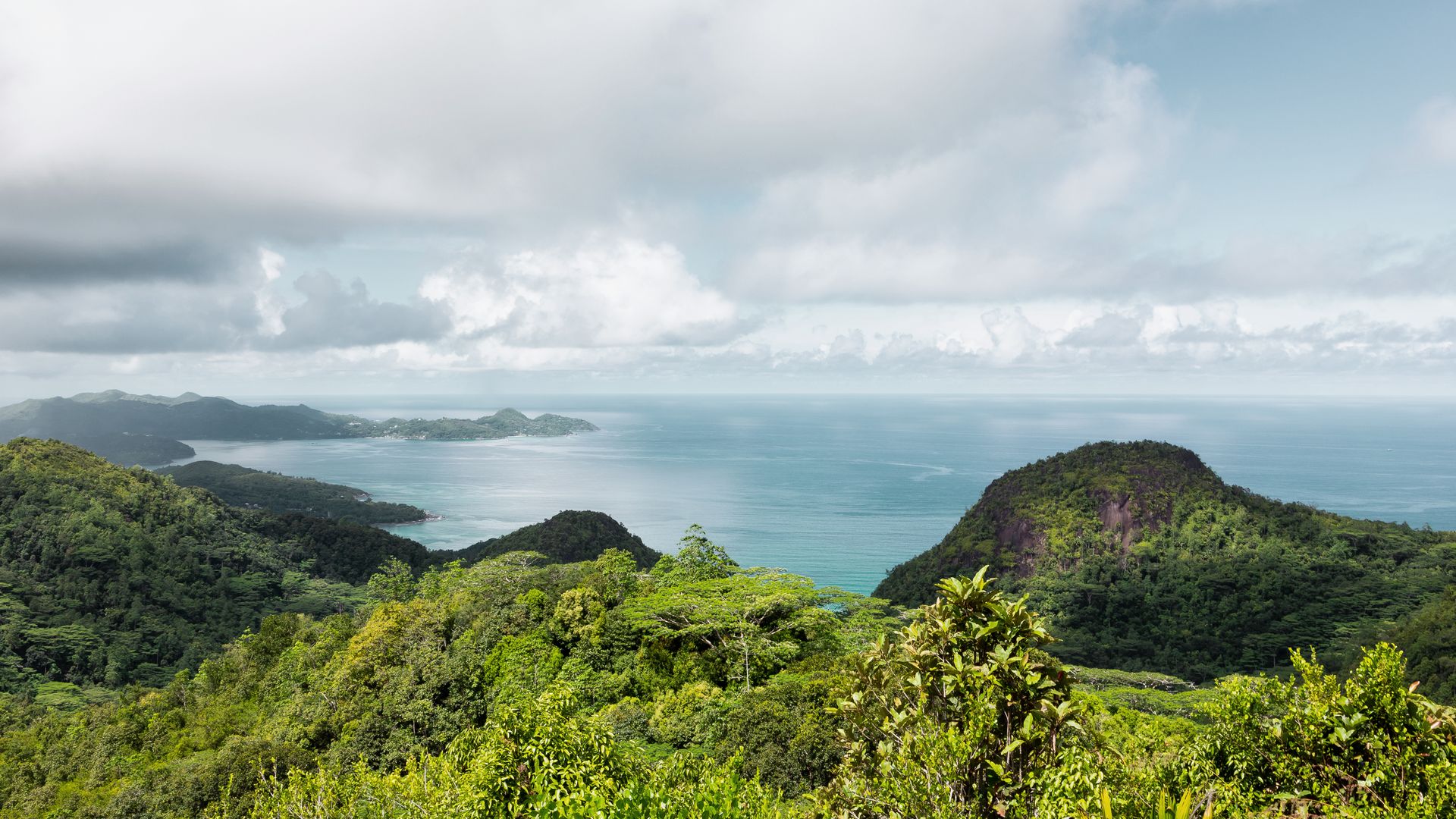 Le point de vue depuis Mission Lodge offre une vue spectaculaire sur la côte ouest de l’île de Mahé.
