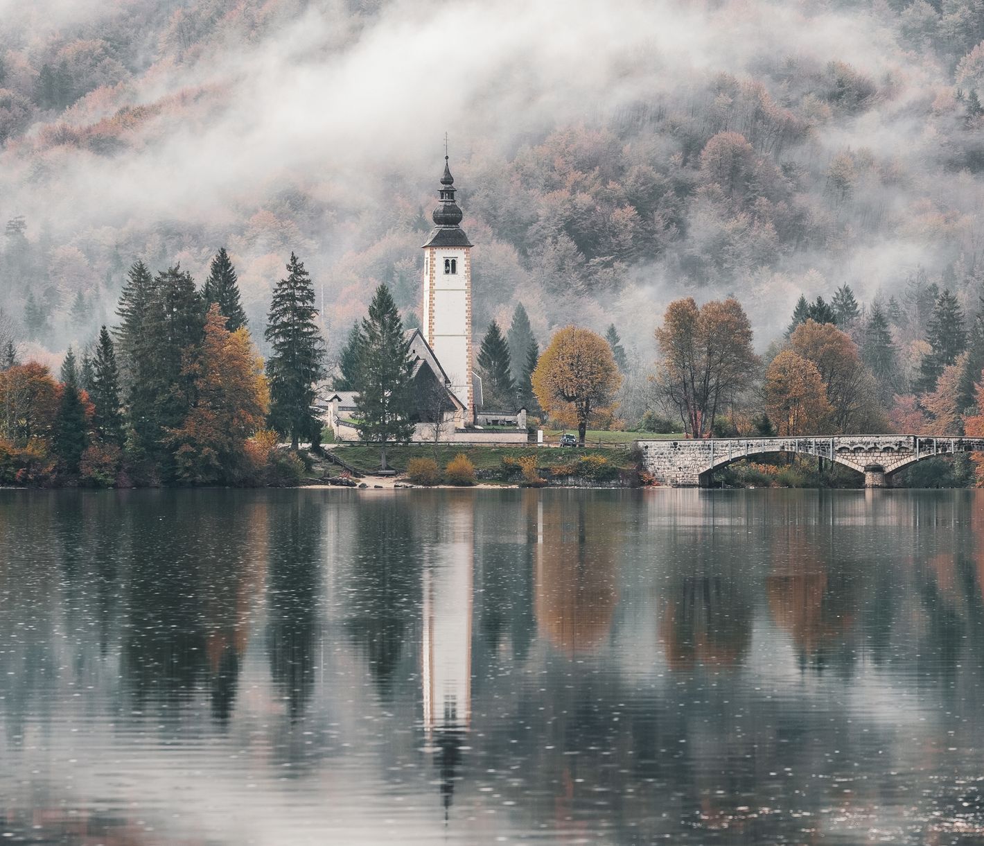 Schöne Herbststimmung am Bohinj-See in Slowenien