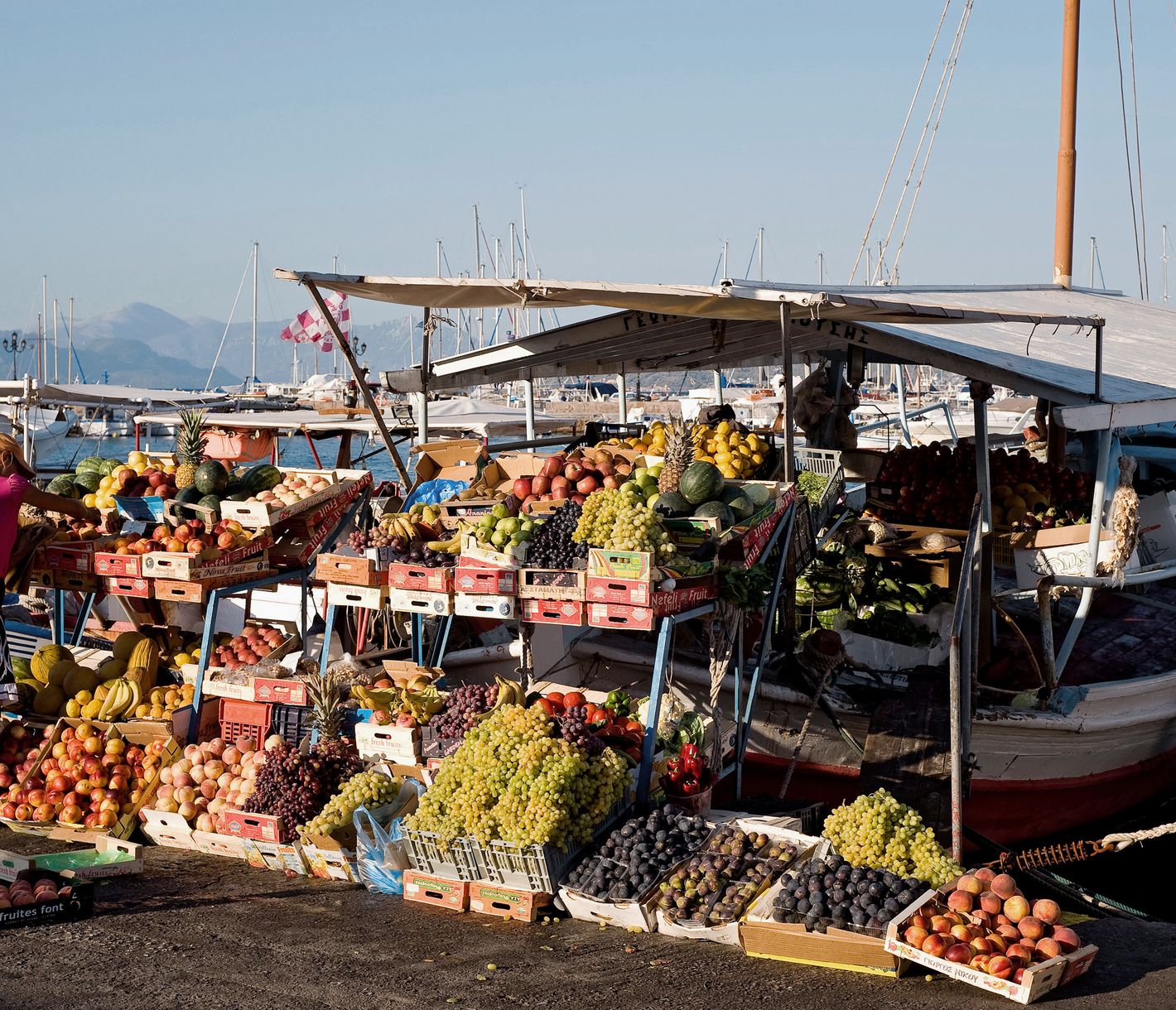 Schwimmender Obststand am Hafen von Perdika