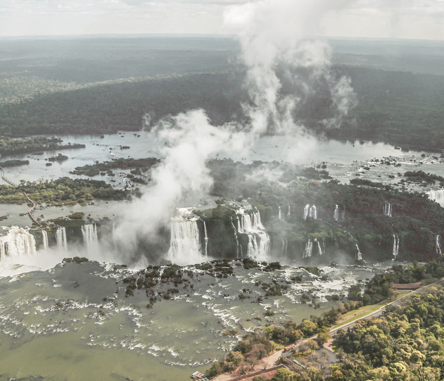 Die gigantischen Iguazu-Wasserfälle sind eines der 7 Naturwunder der Welt!
